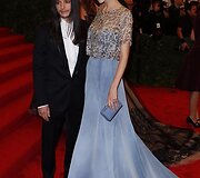 Manekenė Caroline Trentini ir dizaineris Olivieras Theyskensas bei jo kurta suknelė
