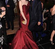 Manekene Coco Rocha ir dizaineris Zacas Posenas bei jo kurta suknele