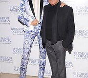 Manekene Karolina Kurkova ir dizaineris Roberto Cavalli bei jo sukurtas kostiumelis