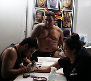 Tatuiruočių ir pirsingo konferencijos akimirka
