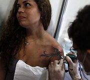 Tatuiruočių ir pirsingo konferencijos akimirka