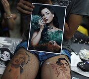 Burleskos &scaron;okėjos Ditos Von Teese atvaizdas tatuiruočių konferencijoje
