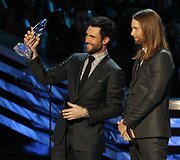 Adamui Levine'ui (kairėje) ir Jamesui Valentine'ui i&scaron; &bdquo;Maroon 5&ldquo; &ndash; mėgiamiausios grupės apdovanojimas