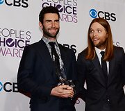 Adamui Levine'ui (kairėje) ir Jamesui Valentine'ui i&scaron; &bdquo;Maroon 5&ldquo; &ndash; mėgiamiausios grupės apdovanojimas