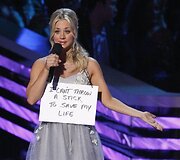 Apdovanojimų vedėja Kaley Cuoco