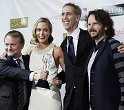 Režisieriui Rianui Johnsonui (kairėje) ir aktorių komandai &ndash; apdovanojimas už geriausią mokslinės fantastikos / siaubo filmą &bdquo;Laiko kilpa&ldquo;