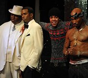 Britų reperis Chipas (trečias i&scaron; kairės) su (i&scaron; kairės) The Notorious B.I.G., Seano Combso-Diddy ir Tupaco Shakuro va&scaron;kinėmis figūromis