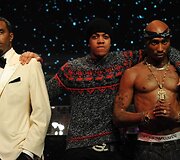 Britų reperis Chipas su Seano Combso-Diddy (kairėje) ir Tupaco Shakuro va&scaron;kinėmis figūromis