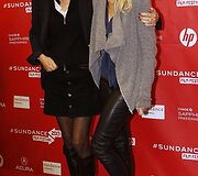 Aktorė Naomi Watts (de&scaron;inėje) ir režisierė Anne Fontaine (filmas &bdquo;Dvi motinos&ldquo;)