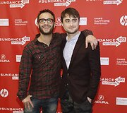 Režisierius Johnas Krokidas (kairėje) ir aktorius Danielis Radcliffe'as (filmas &bdquo;Nužudyk savo artimus&ldquo;)