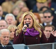 Kelly Clarkson atlieka dainą &bdquo;America (My Country 'Tis of Thee)&ldquo;