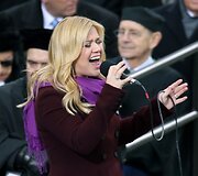 Kelly Clarkson atlieka dainą &bdquo;America (My Country 'Tis of Thee)&ldquo;
