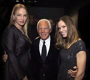 Italų dizaineris Giorgio Armani su JAV aktorėmis Uma Thurman (kairėje) ir Hillary Swank