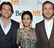 I&scaron; kairės: Bradley Cooperis, Eva Mendes ir Ryanas Goslingas pristato filmą Toronto kino festivalyje