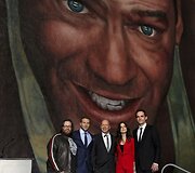 I&scaron; kairės: režisierius Johnas Moore'as su aktoriais Jai Courtney, Bruce'u Willisu, Julia Snigir ir Rasha Bukvicu