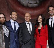 I&scaron; kairės: režisierius Johnas Moore'as su aktoriais Jai Courtney, Bruce'u Willisu, Julia Snigir ir Rasha Bukvicu