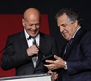 Jimas Gianopulos demonstruoja Bruce'ui Willisui pirmojo filmo &bdquo;Kietas rie&scaron;utėlis&ldquo; techniką