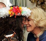 Kornvalio hercogienė Camilla su maorių dailininke Rosanna Raymond