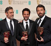 I&scaron; kairės Georgeas Clooney, Grantas Heslovas ir Benas Affleckas &ndash; apdovanojimas už geriausią metų filmą (&bdquo;Argo&ldquo;)3