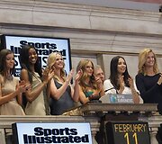 &bdquo;Sports Illustrated Swimsuit&ldquo; modeliai Niujorko akcijų biržoje