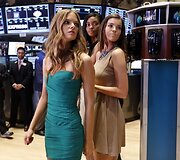 &bdquo;Sports Illustrated Swimsuit&ldquo; modeliai Niujorko akcijų biržoje