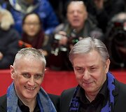 Berlyno meras Klausas Wowereitis (de&scaron;inėje) su partneriu Joernu Kubickiu