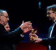 Festivalio direktorius Dieteris Kosslickas (kairėje) ir rumunų režisierius Calinas Peteris Netzeras