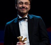Rumunų režisieriui Calinui Peteriui Netzerui &ndash; &bdquo;Auksinis lokys&ldquo; už geriausią metų filmą (&bdquo;Child's Pose&ldquo;)