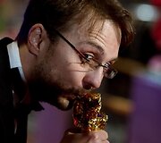 Rumunų režisieriui Calinui Peteriui Netzerui &ndash; &bdquo;Auksinis lokys&ldquo; už geriausią metų filmą (&bdquo;Child's Pose&ldquo;)