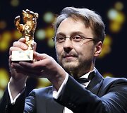Rumunų režisieriui Calinui Peteriui Netzerui &ndash; &bdquo;Auksinis lokys&ldquo; už geriausią metų filmą (&bdquo;Child's Pose&ldquo;)