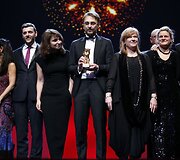 Režisierius Calinas Peteris Netzeras (centre) su &bdquo;Auksiniu lokiu&ldquo; ir festivalio žiuri