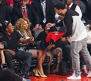 Kanadiečių reperis Drake'as vai&scaron;ina Jay-Z ir Beyoncę gėrimais
