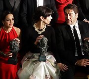 Javieras Bardemas su geriausiomis metų aktorėmis pripažintomis Macarena Garcia (kairėje) ir Maribel Verdu