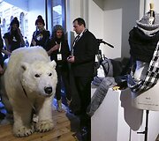 &bdquo;Greenpeace&ldquo; organizacijos aktyvistas, persirengęs me&scaron;kos kostiumu, Londono mados savaitėje