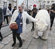 &bdquo;Greenpeace&ldquo; organizacijos aktyvistas, persirengęs me&scaron;kos kostiumu, Londono mados savaitėje
