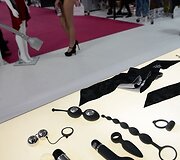 &bdquo;Penkiasde&scaron;imt pilkų atspalvių&ldquo; meilės žaisliukų stendas