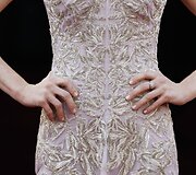 Stilius: Amandos Seyfried &bdquo;Alexander McQueen&ldquo; suknelė