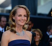 Stilius: Helen Hunt ir &bdquo;H&M&ldquo; suknelė