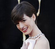 Beskonybė: Anne Hathway ir &bdquo;Prada&ldquo; suknelė