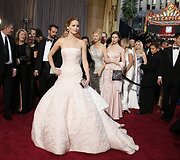 Beskonybė: Jennifer Lawrence ir &bdquo;Dior&ldquo; suknelė