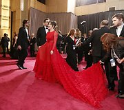 Beskonybė: Sally Field ir &bdquo;Valentino&ldquo; suknelė