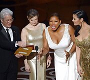 I&scaron; kairės: Richardas Gere'as, Renee Zellweger, Queen Latifah ir Catherine Zeta-Jones