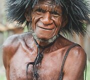 Lani ir Dani genčių vyrų žvilgsniai (Papua provincija, Indonezija)