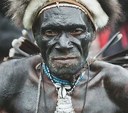 Lani ir Dani genčių vyrų žvilgsniai (Papua provincija, Indonezija)
