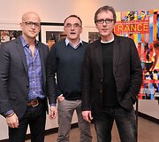 Danny Boyle'as su kompozitoriais Loganu Hillu (kairėje) ir Ricku Smithu