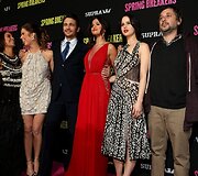 Filmo aktoriai su režisieriumi Harmony Korine'u (de&scaron;inėje)