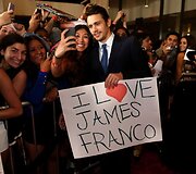 Jamesas Franco su gerbėjomis