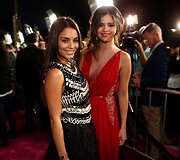 Selena Gomez (de&scaron;inėje) ir Vanessa Hudgens