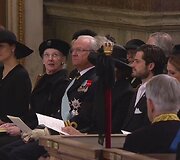 Karali&scaron;kosios &scaron;eimos nariai: centre &ndash; &Scaron;vedijos karalius Carlas Gustafas XVI ir karalienė Silvia (jo de&scaron;inėje)