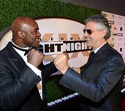 Boksininkas Evanderis Holyfieldas (kairėje) ir operos solistas Andrea Bocelli